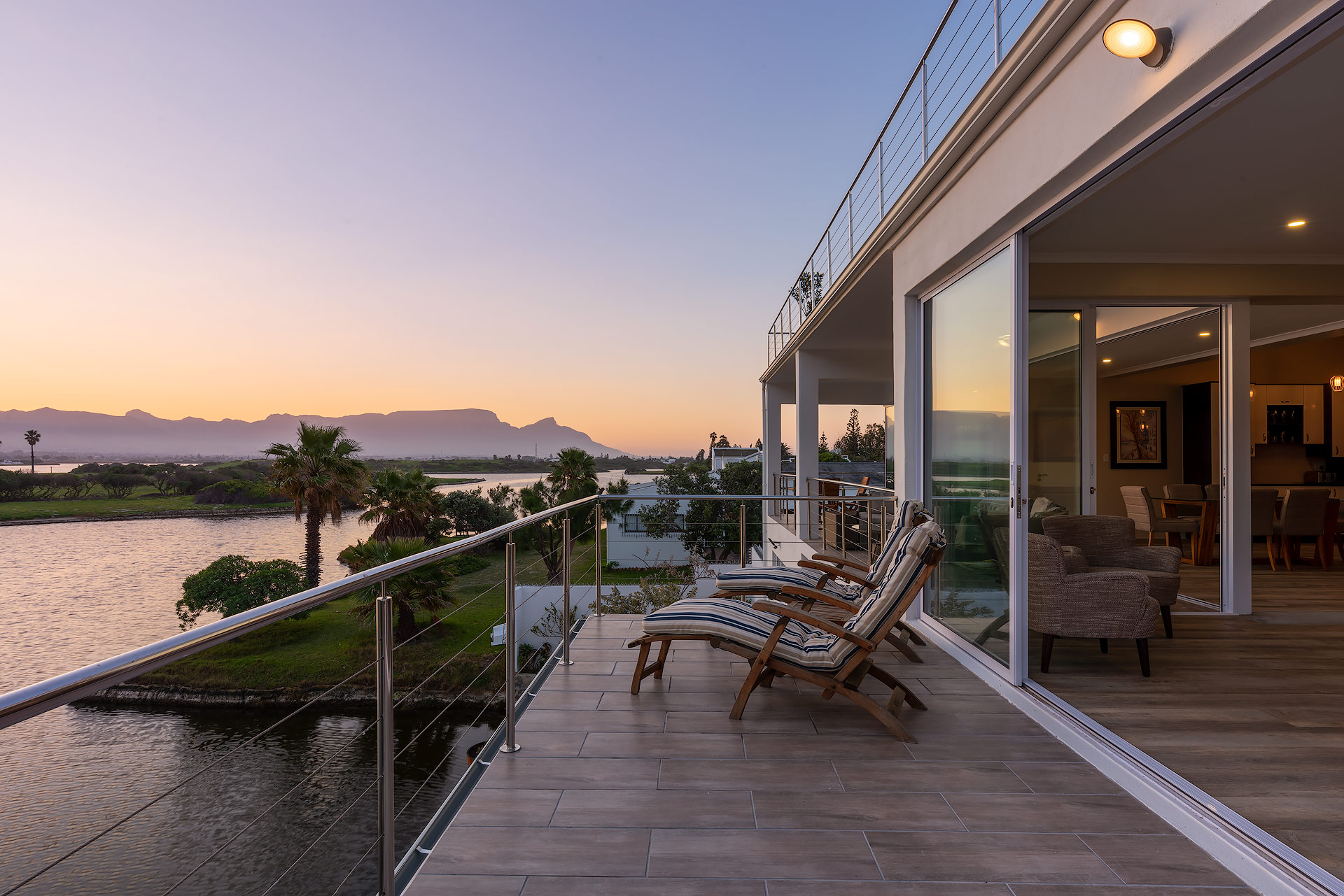 Vorschau der Cape-Table-Webseite: Terrasse im Sonnenuntergang in Kapstadt